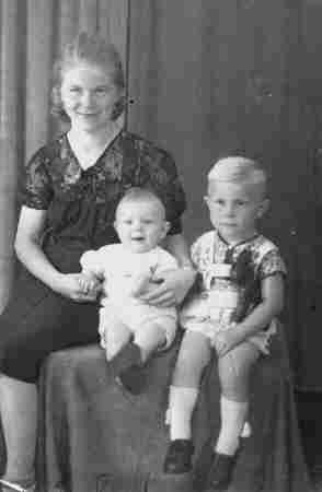 Mutter mit Manfred und Herbert